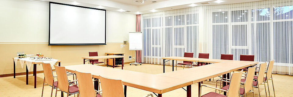 Moderner Seminarraum mit U-Tisch-Form im Hotel Schneeberghof
