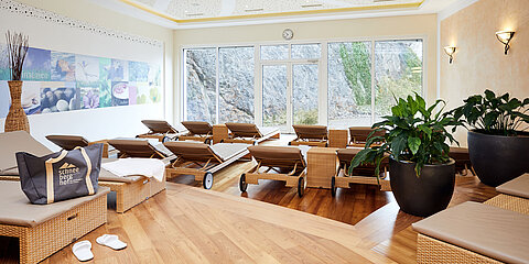 Ruheraum im Spa mit Korbliegen, großen Fenstern und Zimmerpflanzen