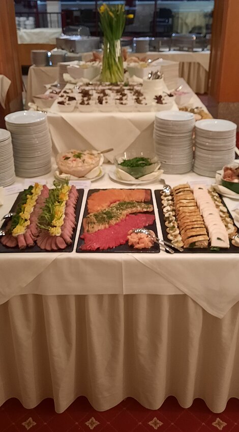 Elegantes Buffet mit Aufschnitt, Räucherfisch und Vorspeisen auf weißen Tischdecken