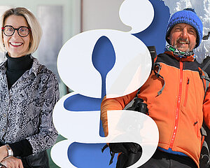 Lächelnde Frau drinnen und Skifahrer in Winterkleidung mit Snowboard, getrennt durch stilisiertes Logo