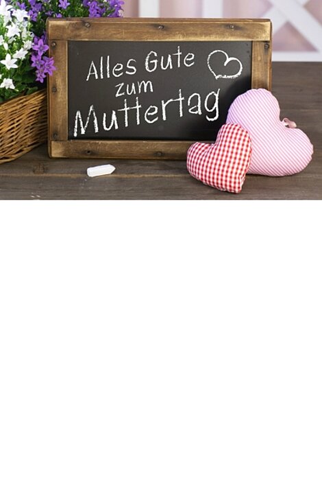 Tafel mit 'Alles Gute zum Muttertag' neben Stoffherzen und Blumen
