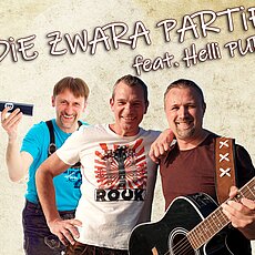 Drei lächelnde Männer mit Schrift Die ZWARA PARTIE feat. Helli PUR, einer hält eine Gitarre