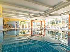 Hallenbad mit Schwalldusche und Liegen