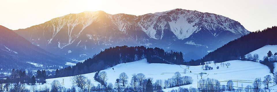 Blick auf die verschneite Berglandschaft beim Winterwandern in Niederösterreich