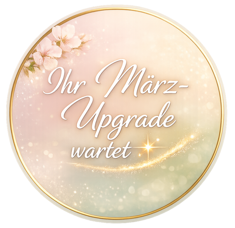 Dekoratives Abzeichen mit Text 'Ihr März-Upgrade wartet' und Blumenakzenten