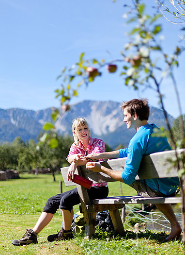 Paar im Wanderurlaub in der Schneeberg-Region