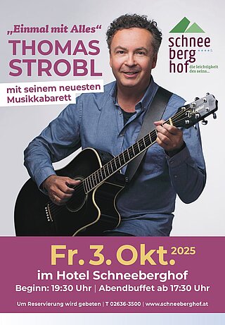 Thomas Strobl mit schwarzer Akustikgitarre wirbt für Musikkabarett im Schneeberghof am 3. Oktober 2025