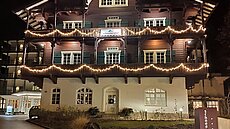 Alpenhotel Schneebergerhof bei Nacht mit festlicher Beleuchtung und traditioneller Holzfassade