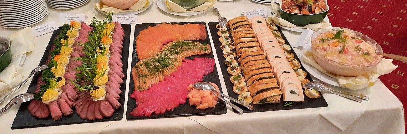 Gourmet-Buffet mit Roastbeef, Räucherlachs, Meeresfrüchtesalat und kalten Vorspeisen