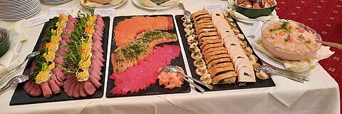 Gourmet-Buffet mit Roastbeef, Räucherlachs, Meeresfrüchtesalat und kalten Vorspeisen
