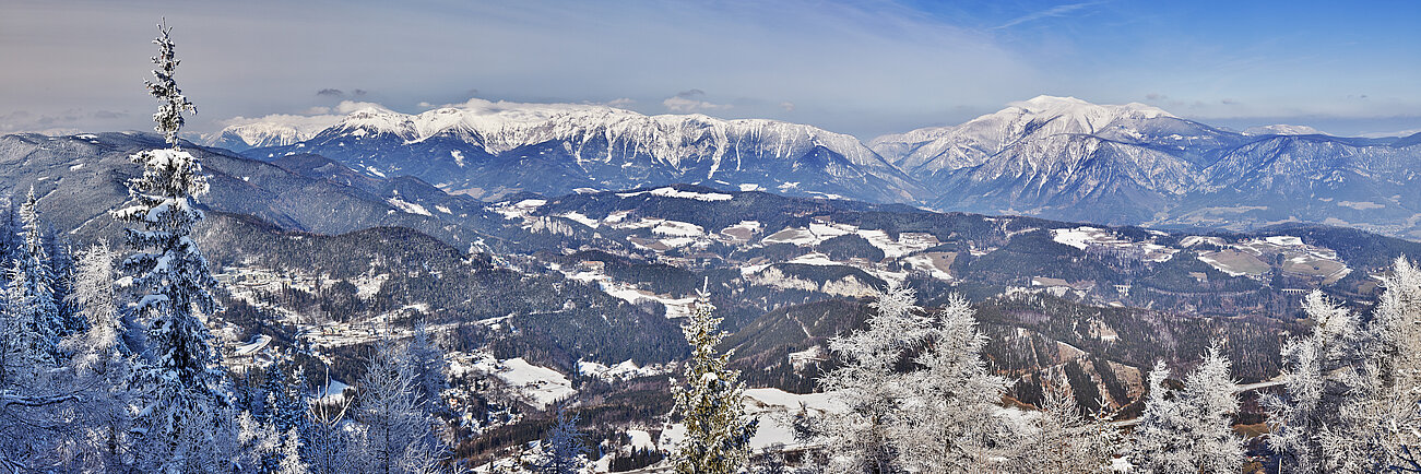 Panoramablick auf den verschneiten Schneeberg in Niederösterreich im Winter