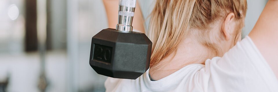 Toll ausgestatteter Fitnessraum mit Hanteln und vielen Geräten