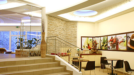 Moderne Wellnesslounge mit Fruchtdekor, Sitzbereich und natürlichem Licht