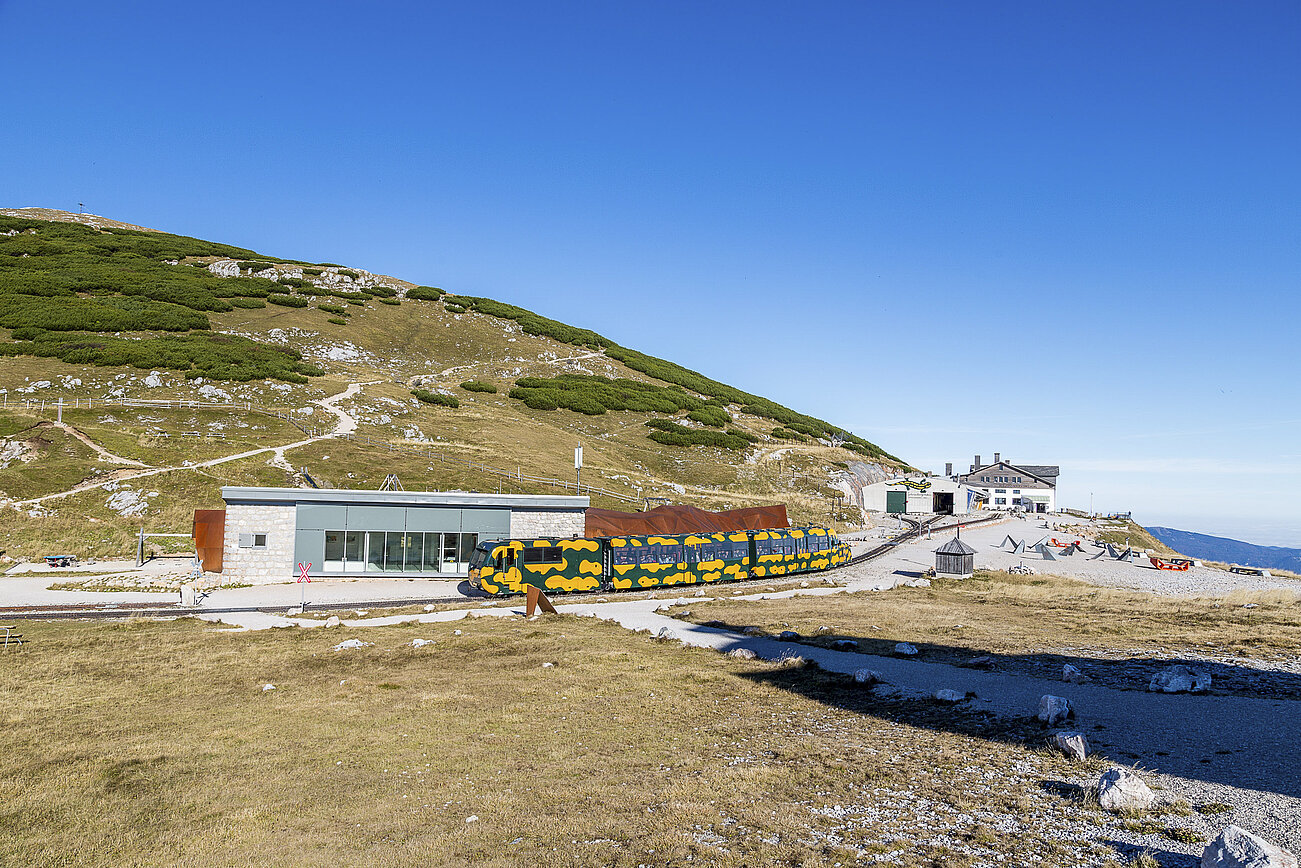 Bunte Zahnradbahn an der Bergstation am Schneeberg in Niederösterreich