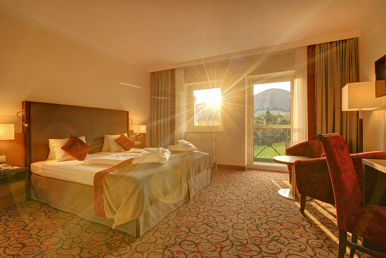 Sonnendurchflutetes Doppelzimmer Schneebergblick